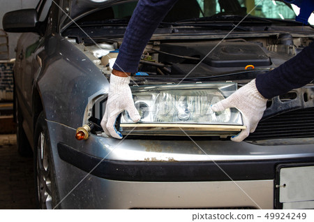 the mechanic sets the spotlight on car the mechanic sets the spotlight on car 49924249