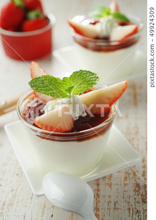 Yogurt parfait Yogurt parfait 49924309