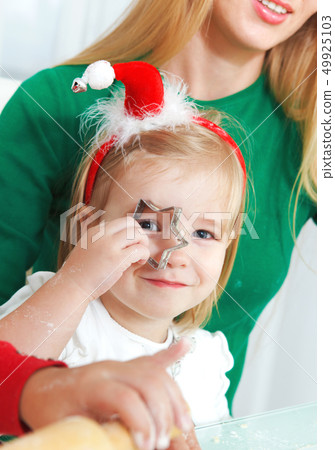 Adorable girls with her mother baking Christmas Adorable girls with her mother baking Christmas 49925103