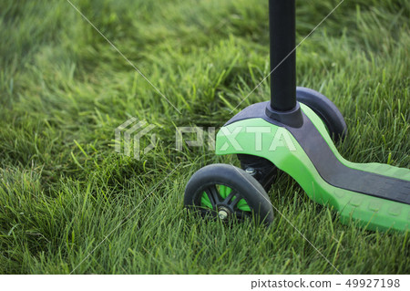 Three-wheeled scooter 49927198