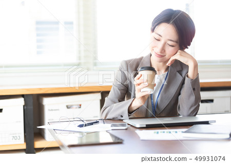 女實業家手機斷裂圖像 49931074