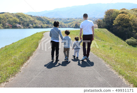 4 family walk back view 4 family walk back view 49931171