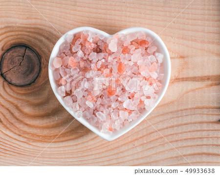 Himalayan pink salt in crystals 49933638