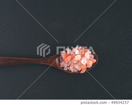 Himalayan pink salt in crystals 49934257