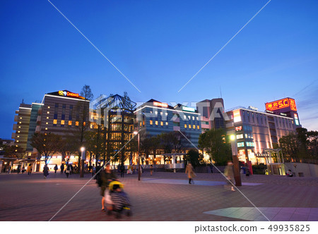 在港北TOKYU S.C前面看南京站的橫濱城市景觀中心(夜景) 在港北TOKYU S.C前面看南京站的橫濱城市景觀中心(夜景) 49935825