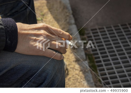 男手吸煙 男手吸煙 49935900
