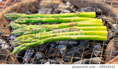 Charcoal-grilled asparagus (charcoal-grilled, grilled, seven-wheeled, one-person, home-drinking, barbecue, BBQ, grilled meat, beef Charcoal-grilled asparagus (charcoal-grilled, grilled, seven-wheeled, one-person, home-drinking, barbecue, BBQ, grilled meat, beef 49938542