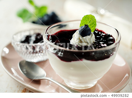 Blueberry yogurt parfait Blueberry yogurt parfait 49939282