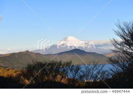 Lake Ashinoko and Mt. Fuji from Hakone Tenkakudai Lake Ashinoko and Mt. Fuji from Hakone Tenkakudai 49947444