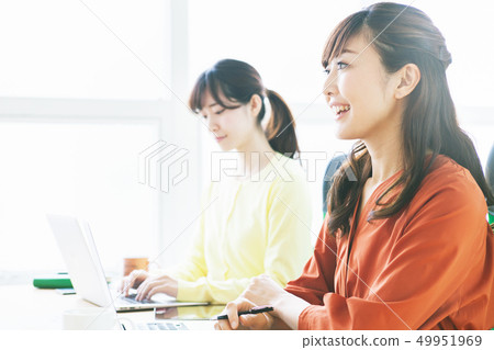 年輕女子工作 49951969