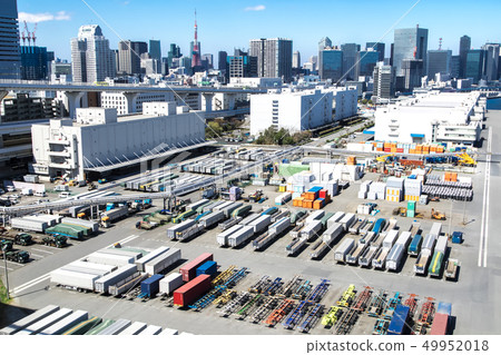 與容器被排行的港口的都市風景 49952018