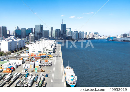 與容器被排行的港口的都市風景 49952019
