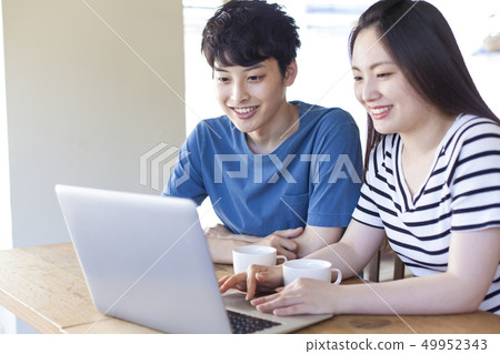 使用計算機的年輕人和婦女 49952343