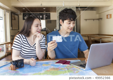 計劃海外旅行的年輕夫婦 49952366