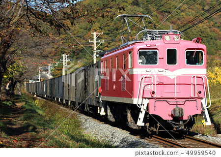由秩父鐵路Deki 504牽引的礦石貨運列車 由秩父鐵路Deki 504牽引的礦石貨運列車 49959540