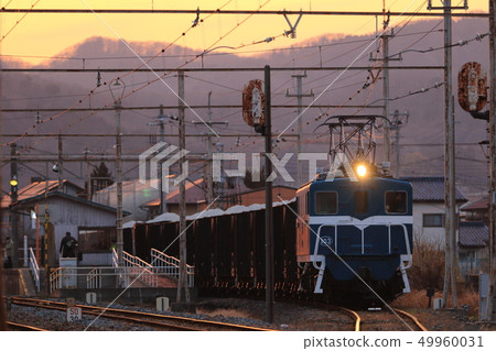 秩父鐵路Deki 103牽引礦石貨運列車離開Omae站 49960031