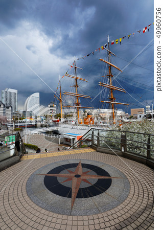 Yokohama Minato Mirai Nippon Maru Stairs方向展示 49960756