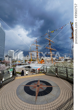 Yokohama Minato Mirai Nippon Maru Stairs方向展示 49960757