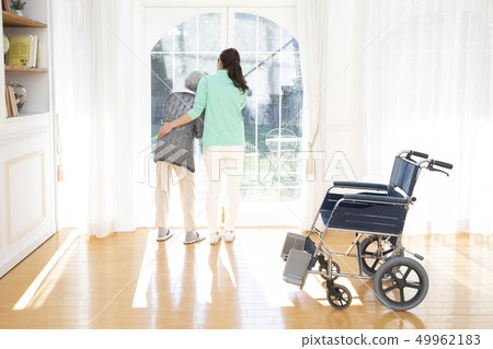 助手支持站立的老年人 49962183