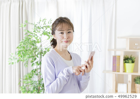 智能手機的年輕女子 智能手機的年輕女子 49962529