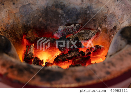 Seven rings after cooking _ tabletop seven rings, fire-raised charcoal grill, barbecue, home drinking, grilled, grilled chicken, grilled meat 49963511