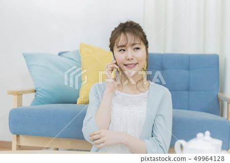智能手機的年輕女子 智能手機的年輕女子 49964128