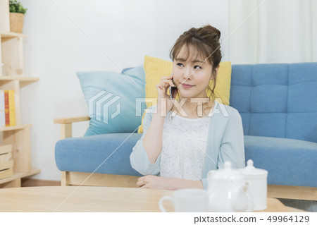智能手機的年輕女子 智能手機的年輕女子 49964129