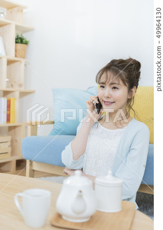 智能手機的年輕女子 智能手機的年輕女子 49964130