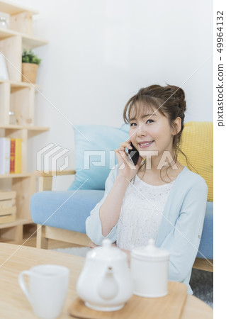 智能手機的年輕女子 49964132