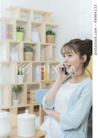 智能手機的年輕女子 49964133