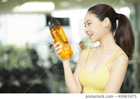 女式運動服 49965975