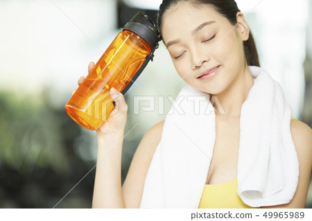 女式運動服 49965989