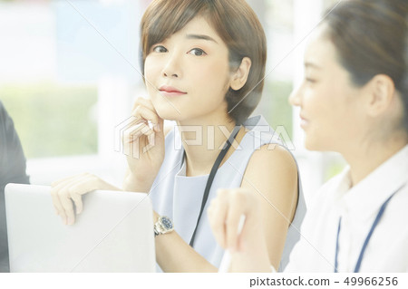 Female business meeting 49966256