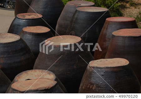Korean beauty, tradition, traditional scenery, jar, pottery, sunshine, chestnut, soaking Korean beauty, tradition, traditional scenery, jar, pottery, sunshine, chestnut, soaking 49970120