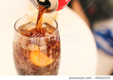 Pour the cola into the cup 49982030