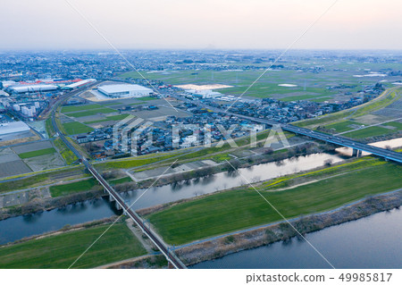 在多雲天空的Watarasegawa晚上視圖 49985817