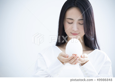 一個女人用雞蛋 一個女人用雞蛋 49986848