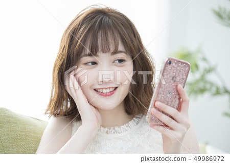 觀看智能手機的婦女 49986972