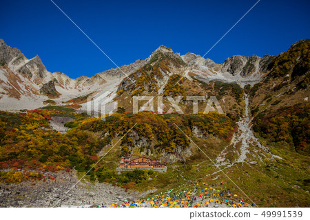 “長野縣Kakizawa捲曲”Kakizawa捲曲和彩色葉子的Kirisawa小屋 49991539