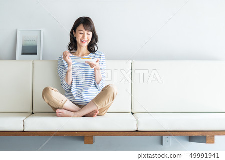 年輕的女士 49991941