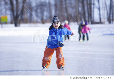 女孩去滑冰 女孩去滑冰 49992837