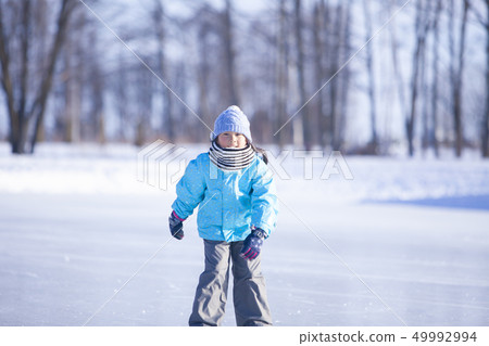 女孩去滑冰 女孩去滑冰 49992994