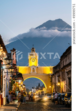 Arco de Santa Catalina and Volcan de Agua in Antigua Guatemala, Central America Arco de Santa Catalina and Volcan de Agua in Antigua Guatemala, Central America 49999751