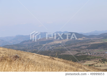 從Kuroiwasan / Izumimizuyama山徑看見的Iida Kogen的Kuide“Yume”大吊橋 從Kuroiwasan / Izumimizuyama山徑看見的Iida Kogen的Kuide“Yume”大吊橋 49999853