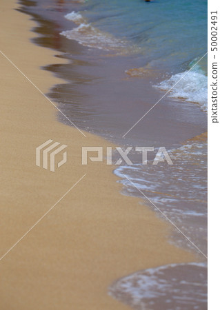 Wave pulling from the beach Wave pulling from the beach 50002491