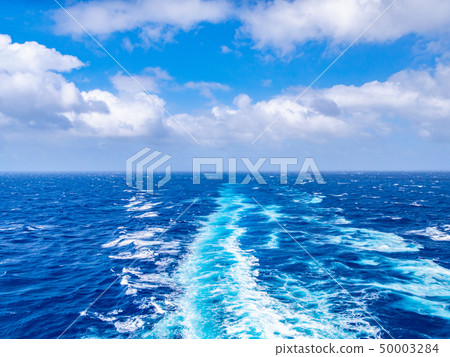 The wake left by luxury cruise ships on a Pacific cruise and the spectacular scenery of the open sea in midsummer. The wake left by luxury cruise ships on a Pacific cruise and the spectacular scenery of the open sea in midsummer. 50003284