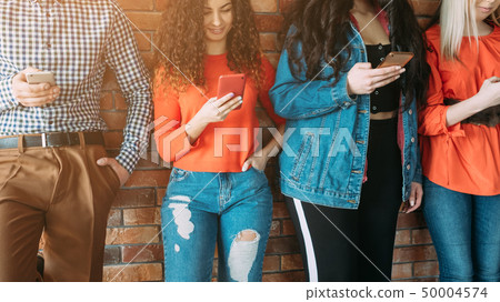 millennials communication problem social networks 50004574