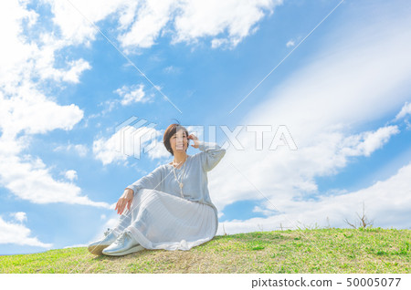 在藍天下在草山上清新alafour女人 50005077