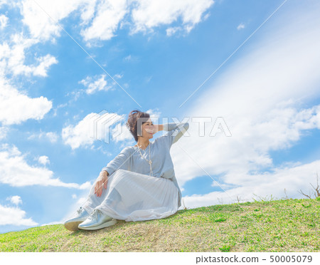 在藍天下在草山上清新alafour女人 50005079