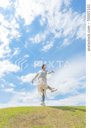 在藍天下在草山上清新alafour女人 在藍天下在草山上清新alafour女人 50005101